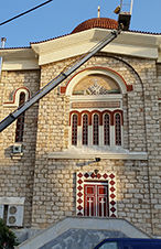 Επισκευή και βάψιμο των γείσων περιμετρικά του ναού.