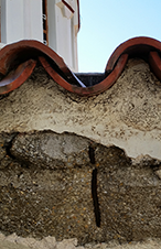 Επισκευή και βάψιμο των γείσων περιμετρικά του ναού.