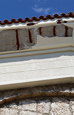 Επισκευή και βάψιμο των γείσων περιμετρικά του ναού.