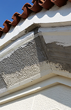 Επισκευή και βάψιμο των γείσων περιμετρικά του ναού.