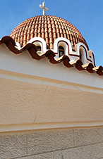 Επισκευή και βάψιμο των γείσων περιμετρικά του ναού.