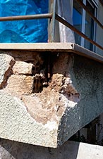 Καθαρισμός και αφαίρεση σαθρών μπετόν και σοβά.