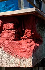 Καθαρισμός σιδερένιων ράβδων οπλισμού σκυροδέματος και επάλειψη με αντιδιαβρωτική προστασία.