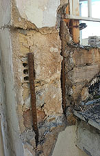 Αντιδιαβρωτική προστασία ράβδων οπλισμού σκυροδέματος, τσιμεντοκονίαμα και ελαιοχρωματισμός. Βάψιμο με κρεμαστό καλάθι εργασίας με πρόβολο αντιστήριξης, χωρίς χρήση σκαλωσιάς.