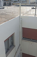 Αντιδιαβρωτική προστασία ράβδων οπλισμού σκυροδέματος, τσιμεντοκονίαμα και ελαιοχρωματισμός. Βάψιμο με κρεμαστό καλάθι εργασίας με πρόβολο αντιστήριξης, χωρίς χρήση σκαλωσιάς.