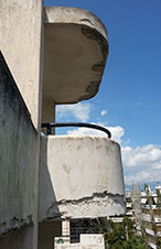 Πριν την εξωτερική επισκευή μπαλκονιών πολυκατοικίας.