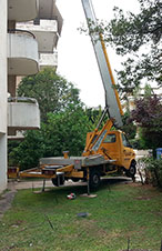 Εξωτερική επισκευή μπαλκονιών πολυκατοικίας χωρίς σκαλωσιά, με χρήση του καλαθοφόρου οχήματος μας.