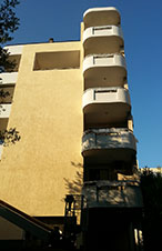 Τελικό αποτέλεσμα μετά την επισκευή μπαλκονιών και βάψιμο πολυκατοικίας χωρίς σκαλωσιά