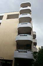 Τελικό αποτέλεσμα μετά την επισκευή μπαλκονιών και βάψιμο πολυκατοικίας χωρίς σκαλωσιά, με χρήση του καλαθοφόρου οχήματος μας.