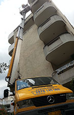 Εξωτερική επισκευή μπαλκονιών πολυκατοικίας και βάψιμο πολυκατοικίας χωρίς σκαλωσιά, με χρήση του καλαθοφόρου οχήματος μας.