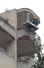 Αντιδιαβρωτική προστασία ράβδων οπλισμού σκυροδέματος. Εξωτερική επισκευή μπαλκονιών πολυκατοικίας και βάψιμο πολυκατοικίας χωρίς σκαλωσιά, με χρήση του καλαθοφόρου οχήματος μας..