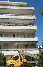Εξωτερική επισκευή μπαλκονιών πολυκατοικίας χωρίς σκαλωσιά, με χρήση του καλαθοφόρου οχήματος μας.