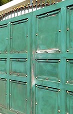 Βάψιμο εξωτερικών μεταλλικών θυρών