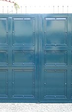 Βάψιμο εξωτερικών μεταλλικών θυρών