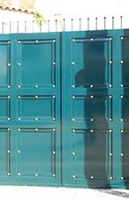 Βάψιμο εξωτερικών μεταλλικών θυρών