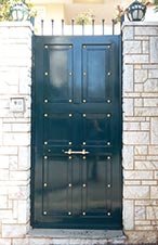 Βάψιμο εξωτερικών μεταλλικών θυρών