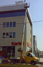 Εξωτερική επισκευή χωρίς σκαλωσιά, με χρήση του καλαθοφόρου οχήματος μας.